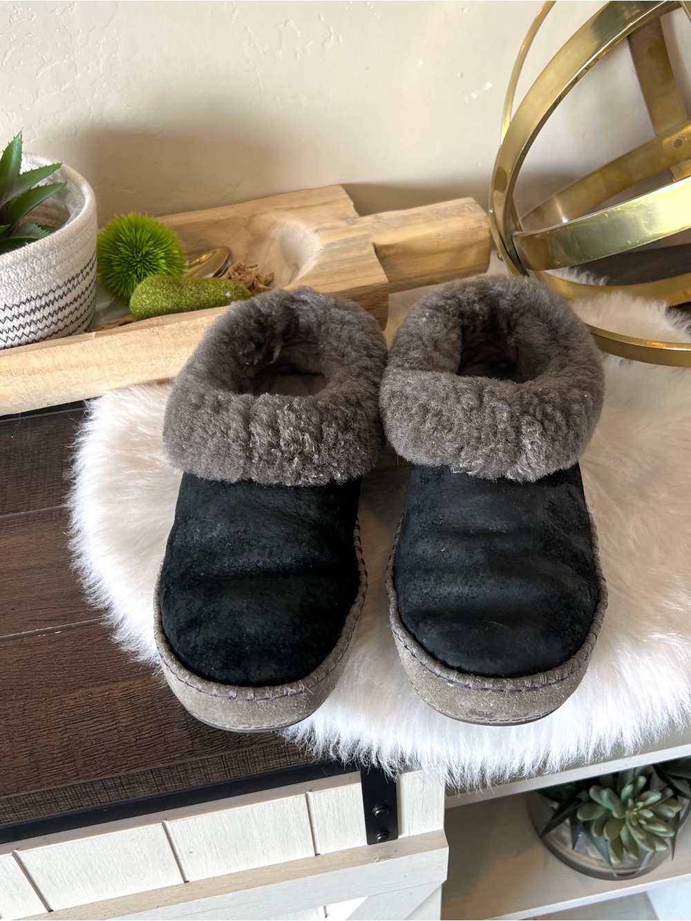 Ugg Classic Women’s Slippers Thick Fur Collar Size 10 Black Gray